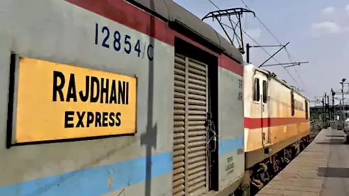 రాజధాని రైలు బిర్యానీలో ఈగ