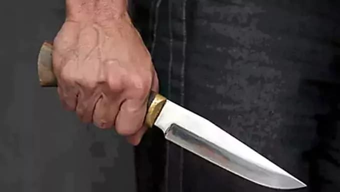 సెలూన్ లో గొడవ.. అక్కడి కత్తితోనే దారుణ హత్య