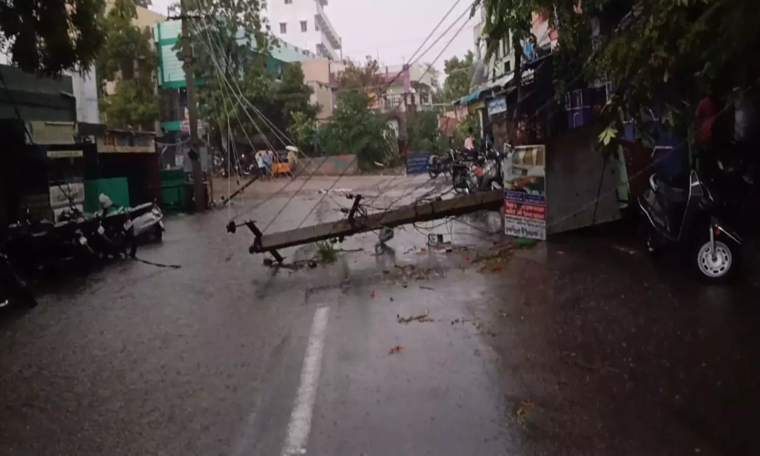 అనంతపురంలో వాన బీభత్సం.. గంట వర్షానికే చెరువులైన లోతట్టు ప్రాంతాలు