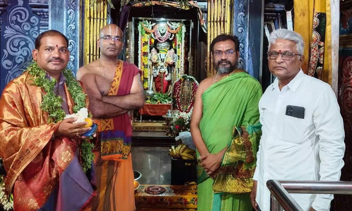 ఆనంద్ బాగ్ వేంకటేశ్వర స్వామి ఆలయంలో రాష్ట్ర ఎన్నికల సంఘం కార్యదర్శి లింగ్యా నాయక్ ఐఏఎస్ ప్రత్యేక పూజలు