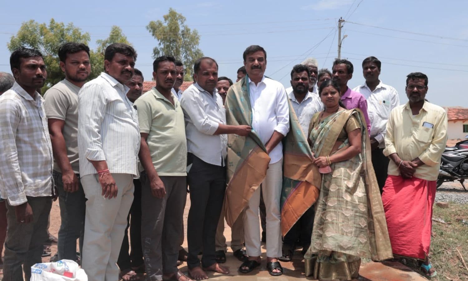 రూ.10 లక్షల ఉపాధి హామీ పనులను ప్రారంభించిన ఎమ్మెల్యే