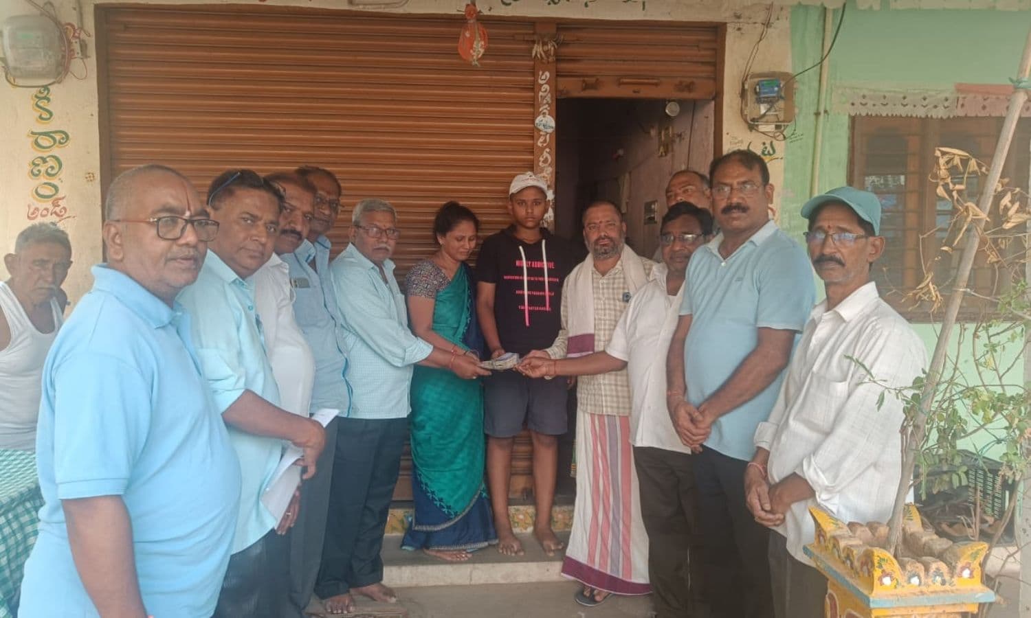 మృతి చెందిన గుమాస్తా కుటుంబానికి దాతల చేయూత