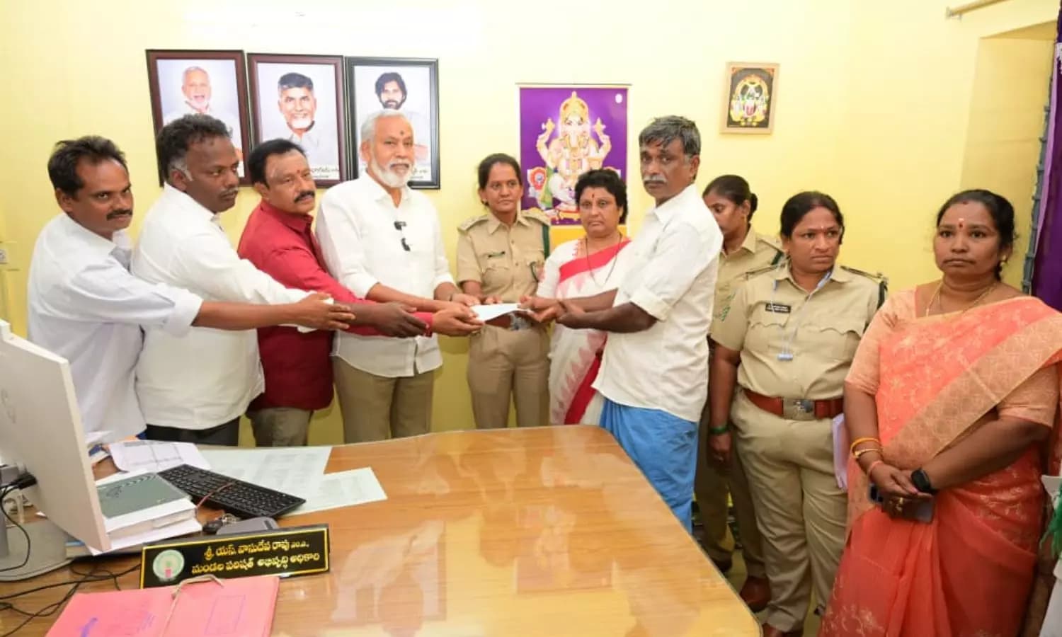 ఏనుగుల దాడి బాధితులకు ఊరట పంట నష్టపరిహారం చెక్కులు పంపిణీ