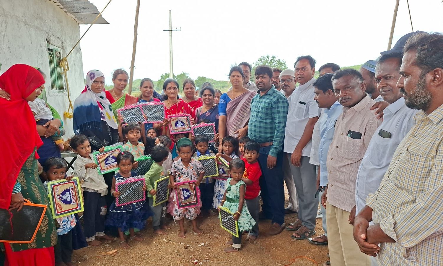 చిన్నారులకు పలకలు, బలపాలు అందజేత మున్సిపల్ చైర్ పర్సన్