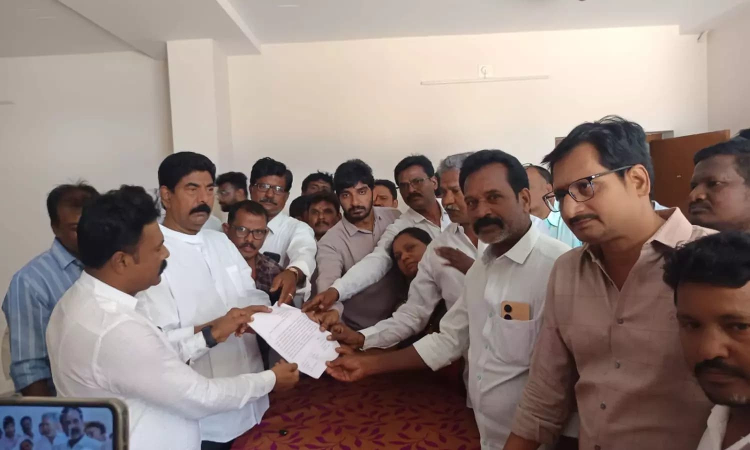 నీటి సమస్య తీర్చకుంటే మున్సిపల్ ఆఫీస్ ముట్టడిస్తాం వైఎస్సార్ సీపీ