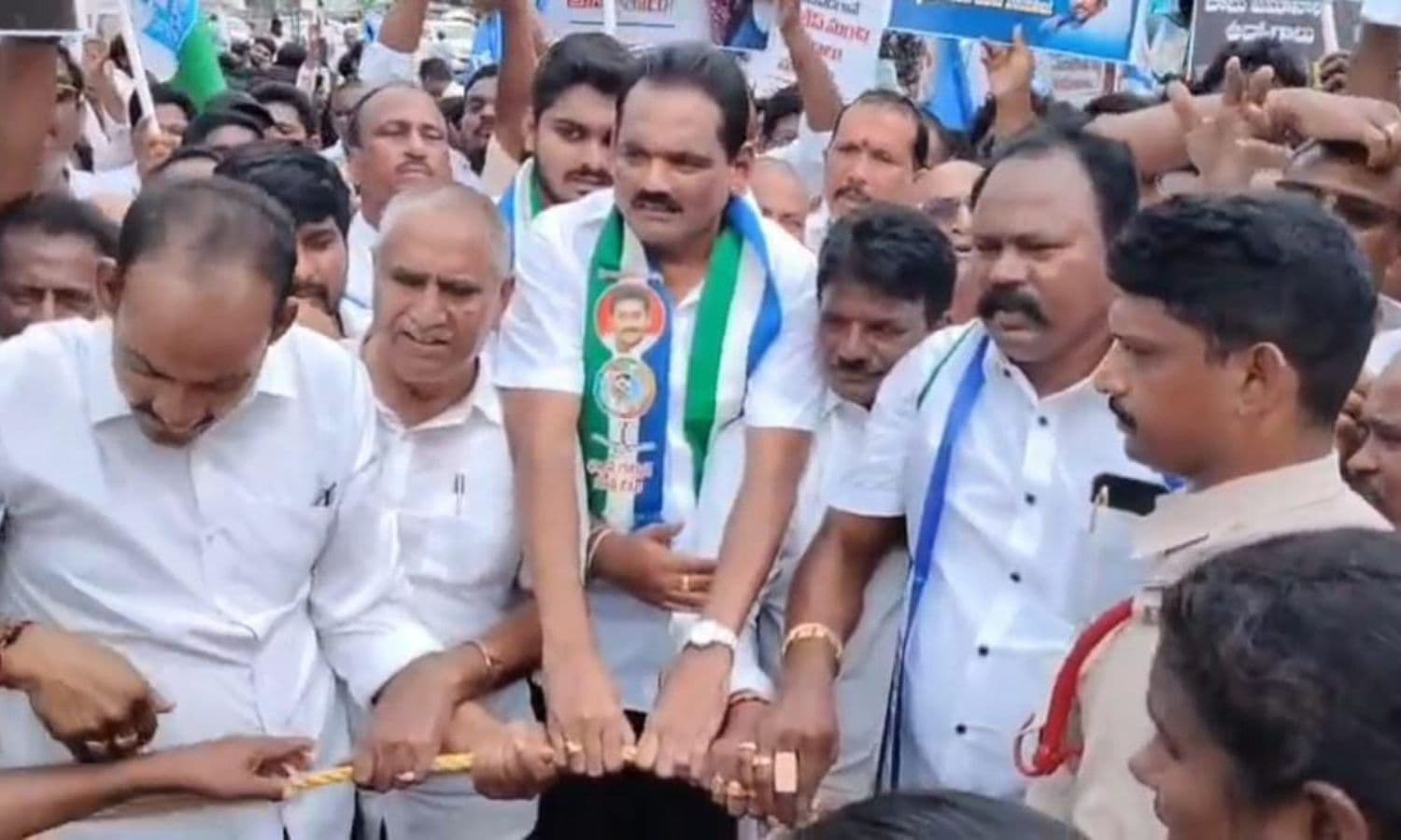 వైసీపీ డీఎస్సీ ర్యాలీ అడ్డుకత, పోలీసులతో తోపులాట