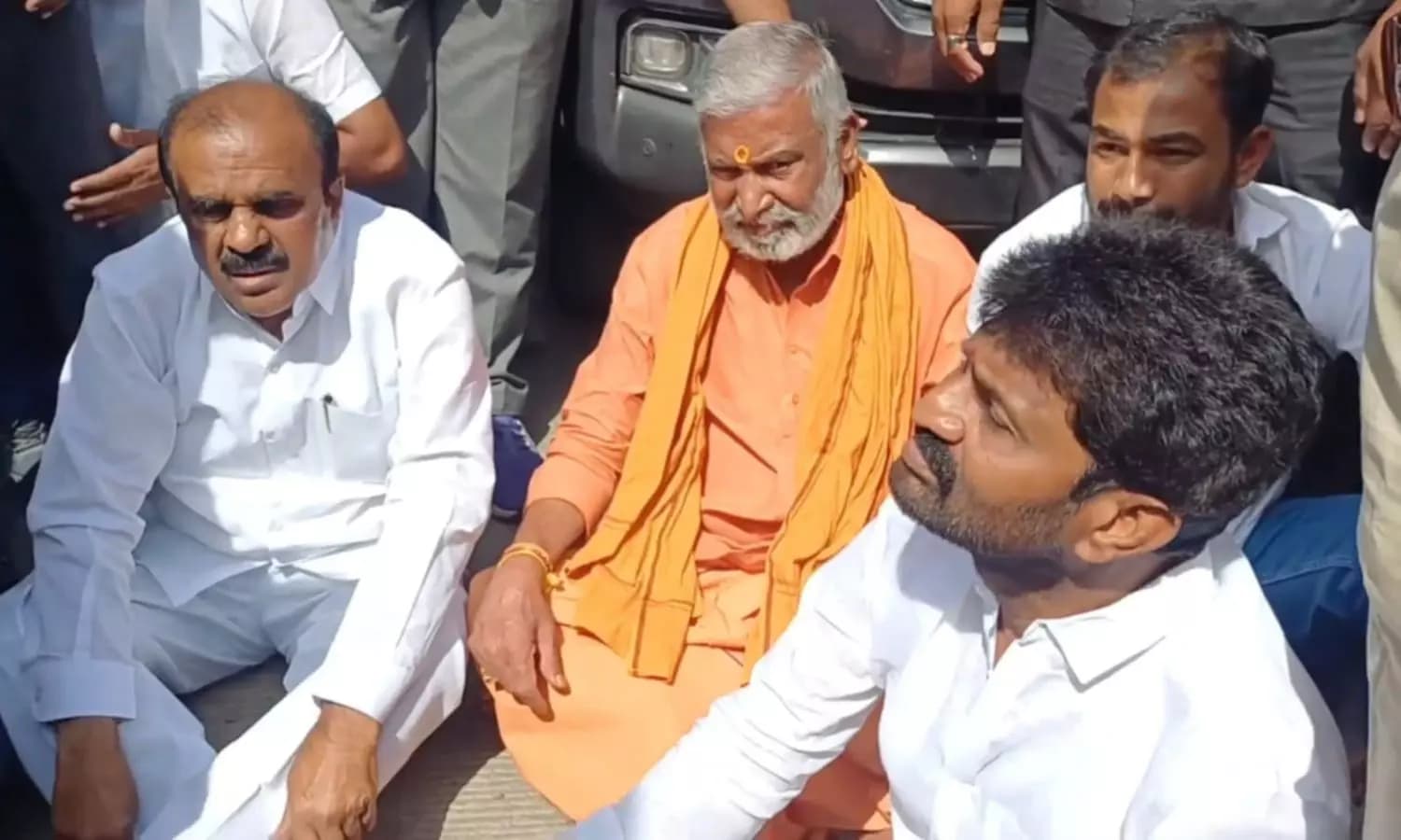 ముచ్చుకోట వద్ద ఉద్రిక్తత రోడ్డుపై వైకాపా నేతల బైఠాయింపు