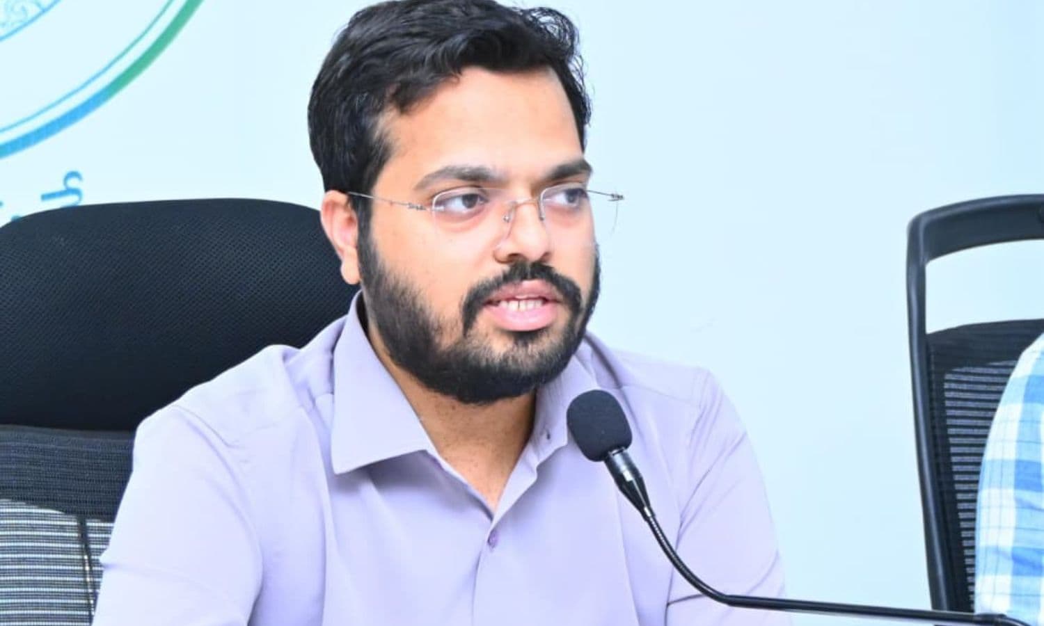 రాజమండ్రిలో 29,880 మంది ఓటర్లకు బీఎల్ఓల నోటీసులు కమిషనర్