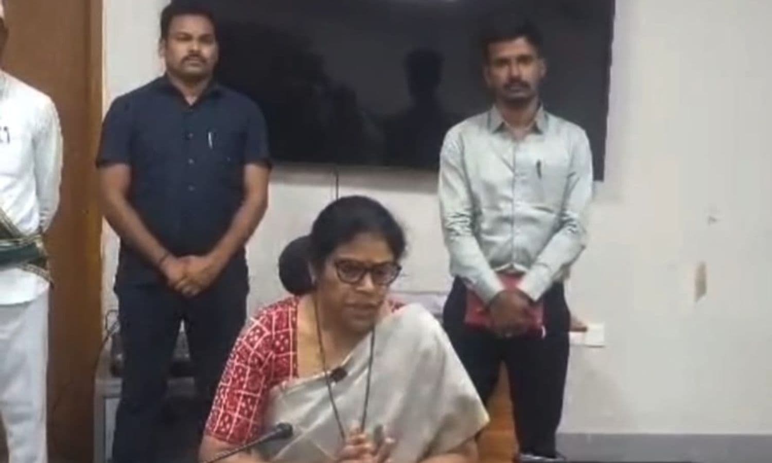 వరి సాగుపై ఆచితూచి నిర్ణయం తీసుకోవాలి కలెక్టర్ హరిత