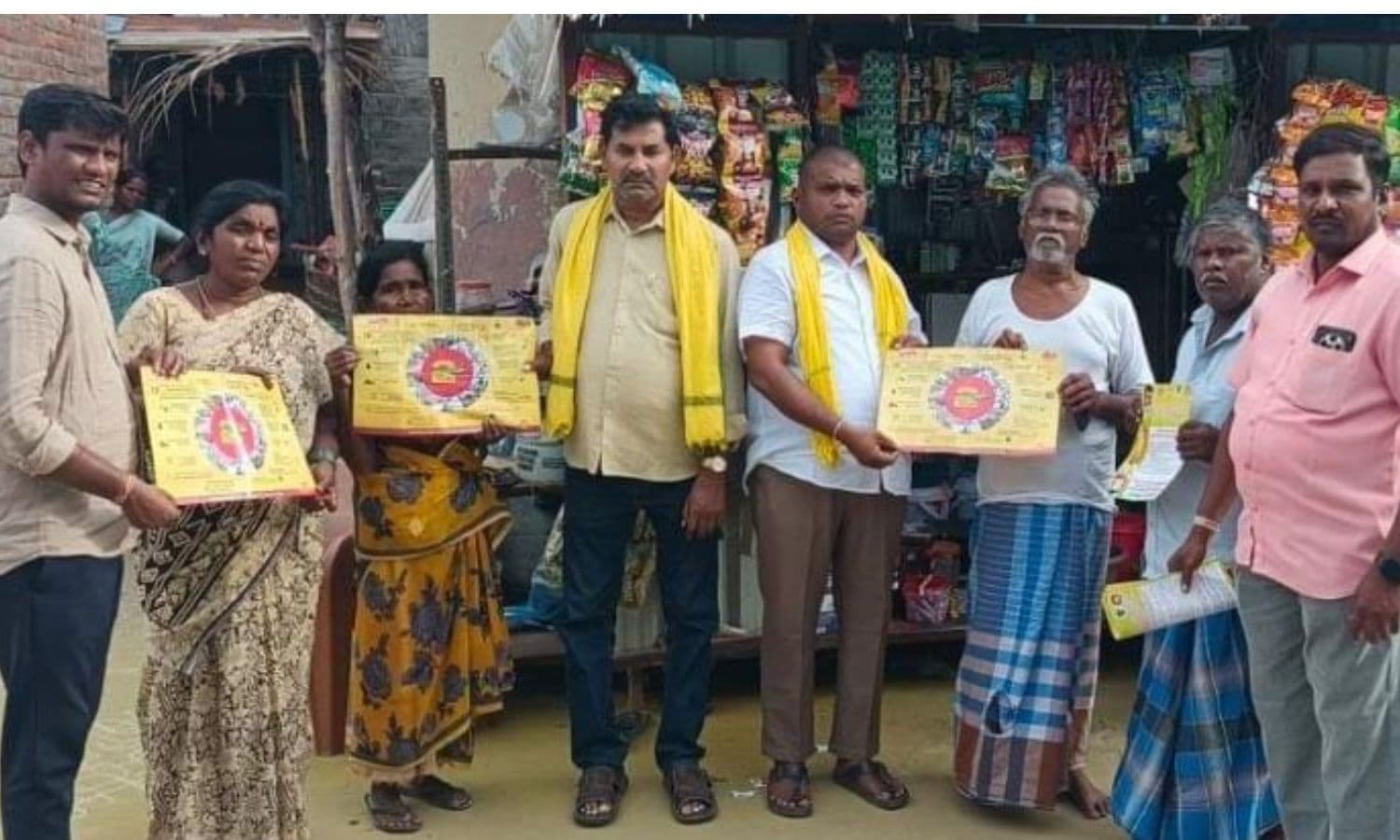 ఇంటింటికీ టీడీపీ' చెన్నముక్కపల్లిలో కరపత్రాల పంపిణీ