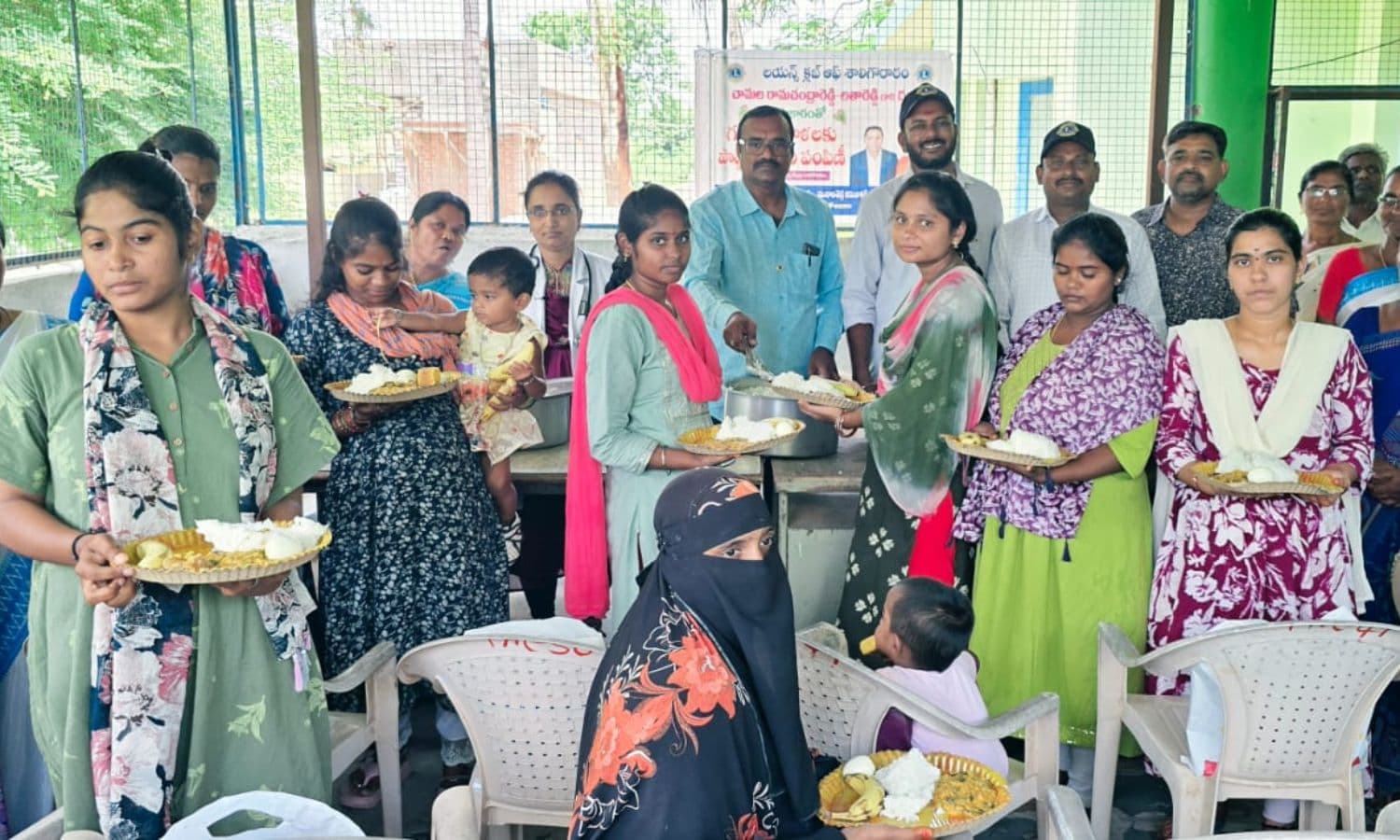 గర్భిణీలకు పోషకాహారం పంపిణీ చేసిన లయన్స్ క్లబ్