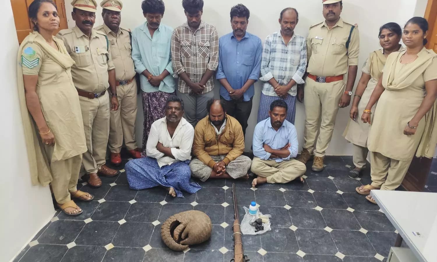 కదిరి అటవీశాఖ అధికారుల మెరుపు దాడి