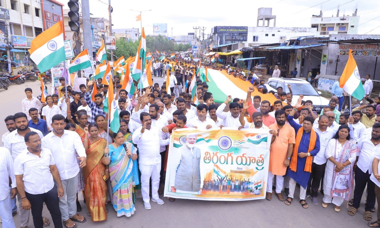 మీటర్ల జాతీయ జెండాతో ప్రదర్శన హోరెత్తిన 'తిరంగా యాత్ర