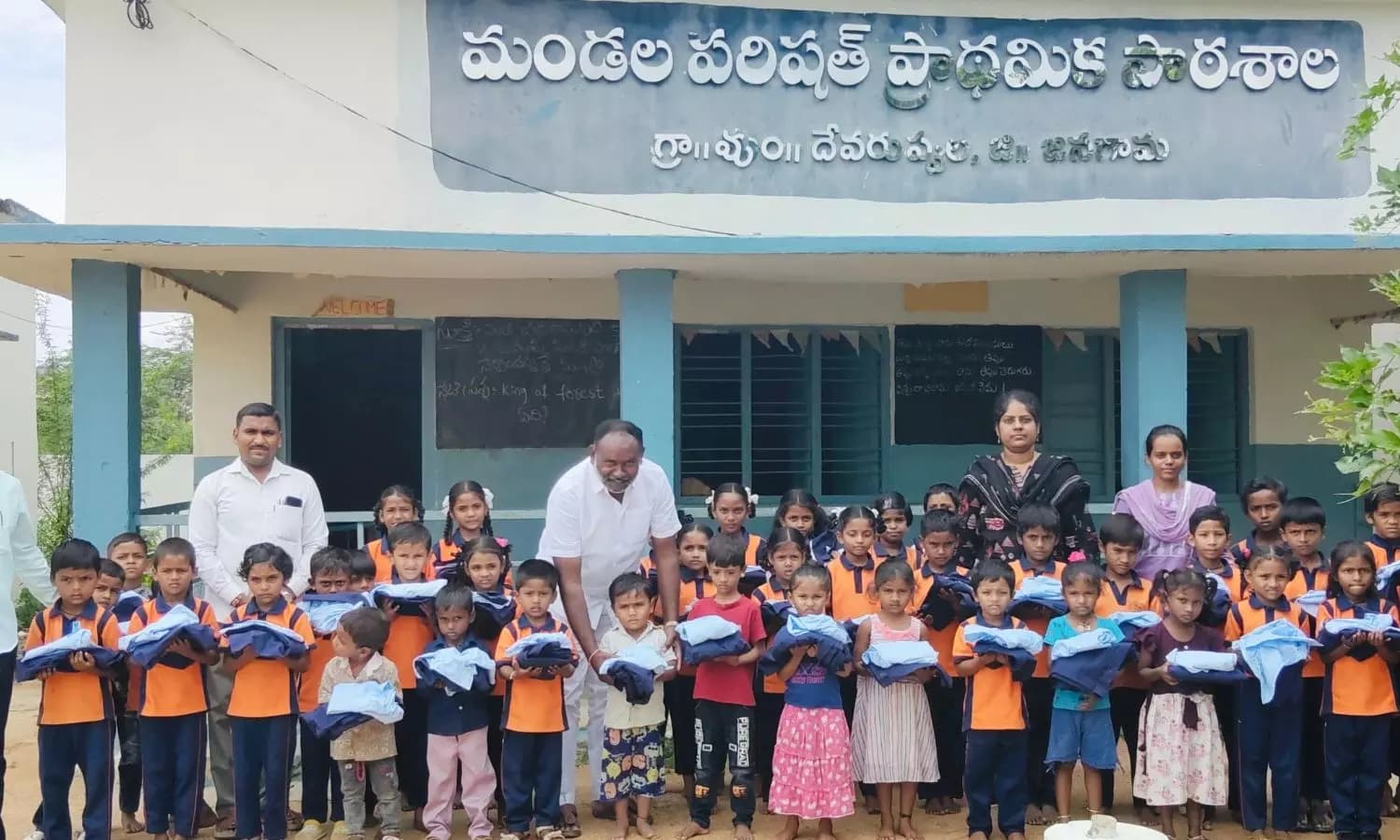 దేవరుప్పులలో ప్రభుత్వ పాఠశాల విద్యార్థులకు యూనిఫామ్ ల పంపిణీ