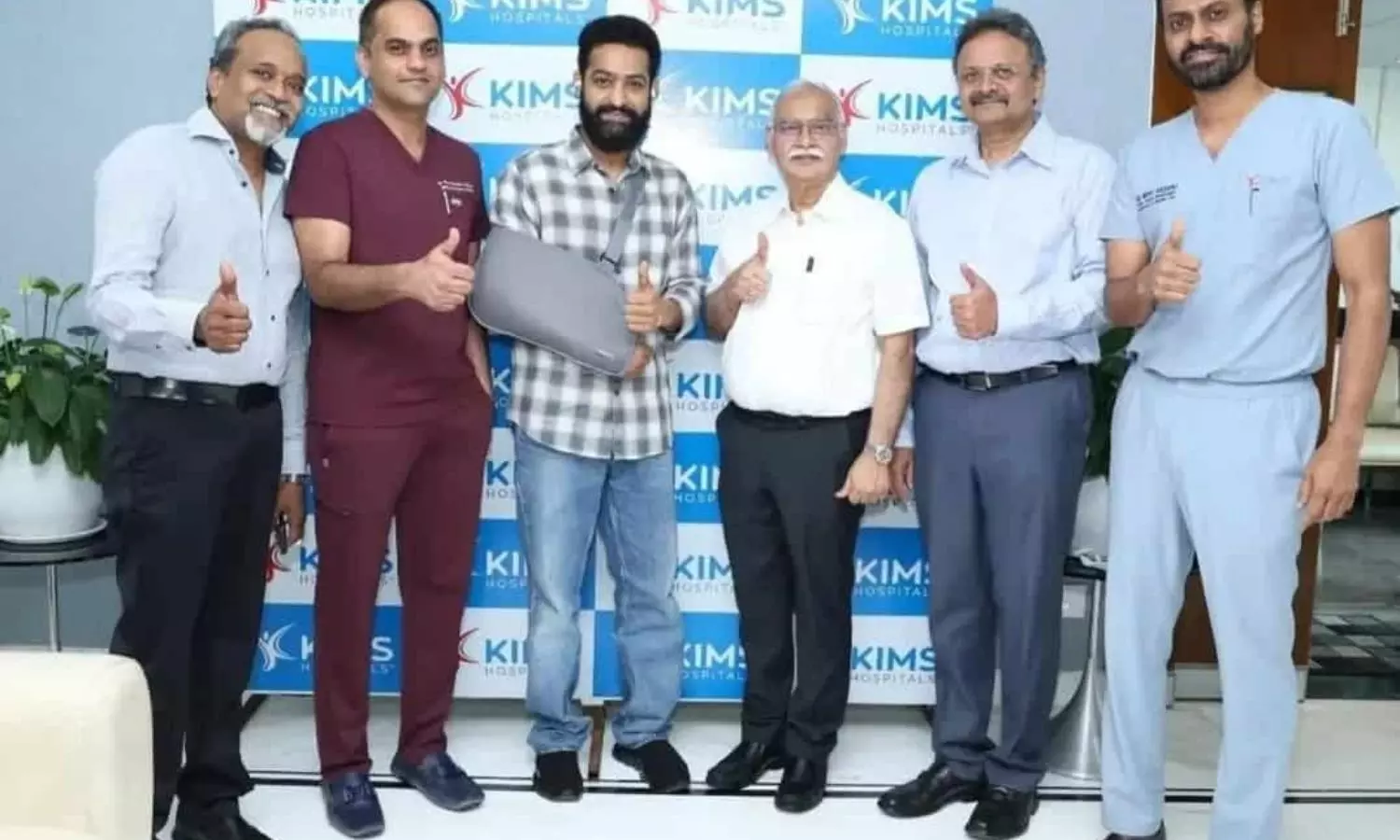 సర్జరీ తర్వాత ఎన్టీఆర్ మొదటి ఫోటో.. వైద్యులతో కలిసి కనిపించిన యంగ్ టైగర్