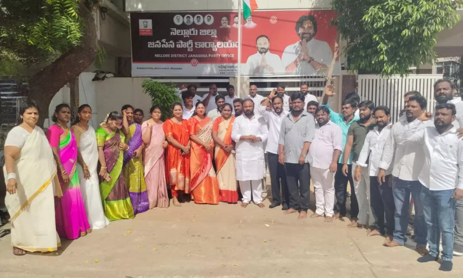నెల్లూరు జనసేన ఆఫీస్ లో జాతీయ జెండా ఆవిష్కరణ