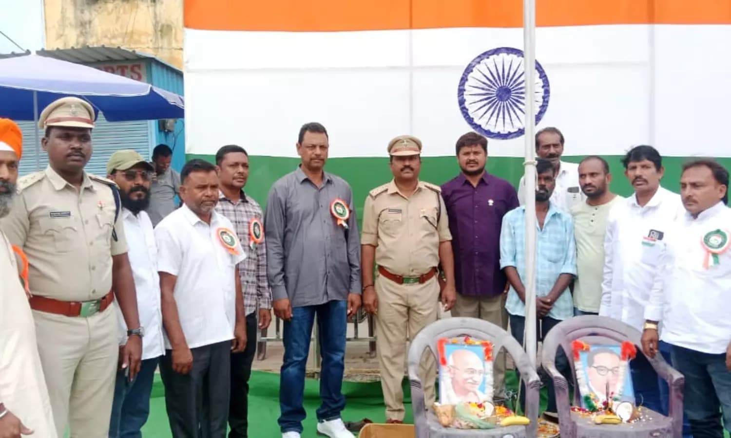 మినీ గూడ్స్ ఓనర్స్ అసోసియేషన్ ఆధ్వర్యంలో జాతీయ జెండా ఆవిష్కరణ