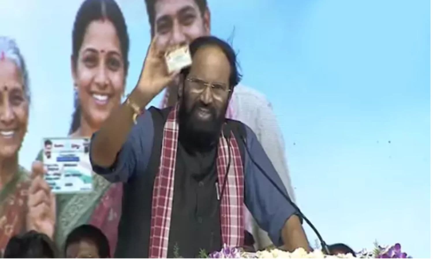అర్హులందరికీ కొత్త రేషన్ కార్డులు.. సంగారెడ్డిలో 'స్మార్ట్ రేషన్ కార్డులు' ప్రారంభించిన మంత్రి ఉత్తమ్ కుమార్ రెడ్డి