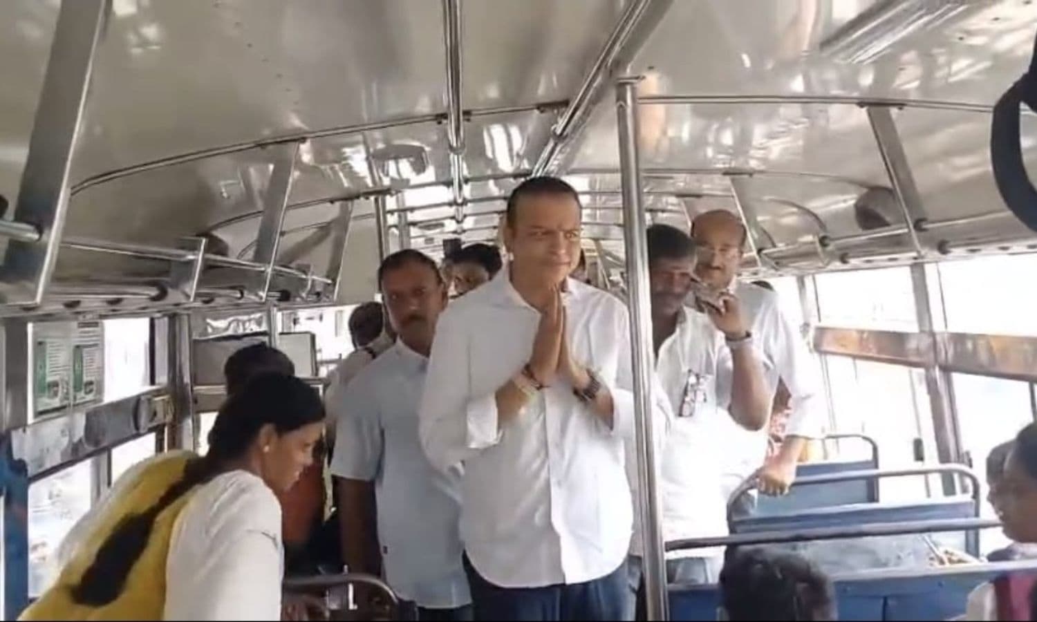 స్త్రీ శక్తి బస్సులో సాధారణ ప్రయాణికుడిగా ఎమ్మెల్యే గాలి భాను ప్రకాష్