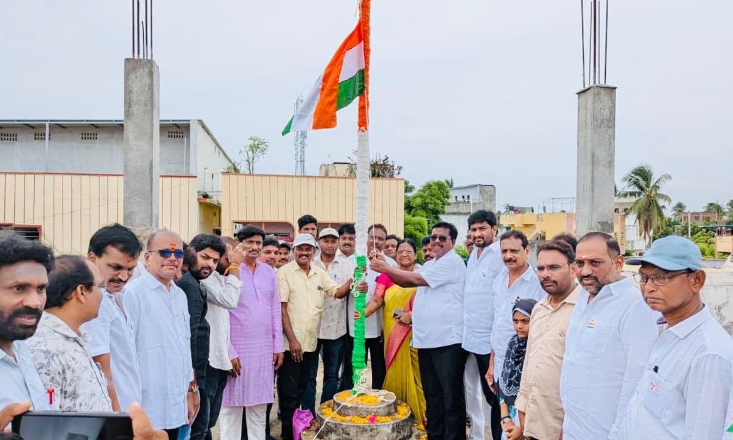 అమలాపురం ప్రెస్ క్లబ్ లో జెండా ఆవిష్కరించిన ఎమ్మెల్యే
