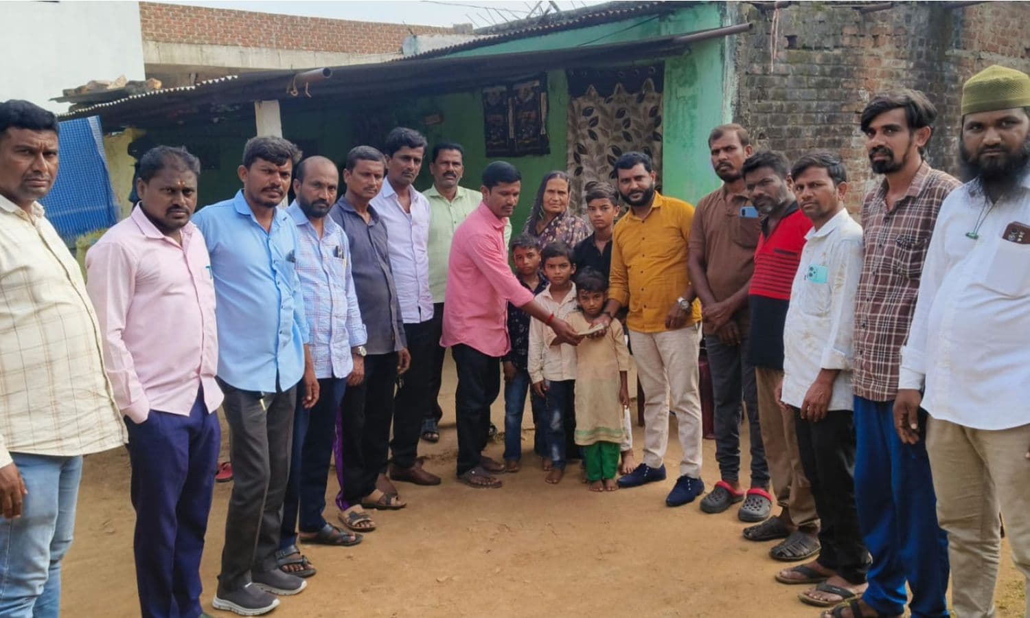 మిత్రుడి కుటుంబానికి ఆర్థిక సాయం అందించిన స్నేహితులు