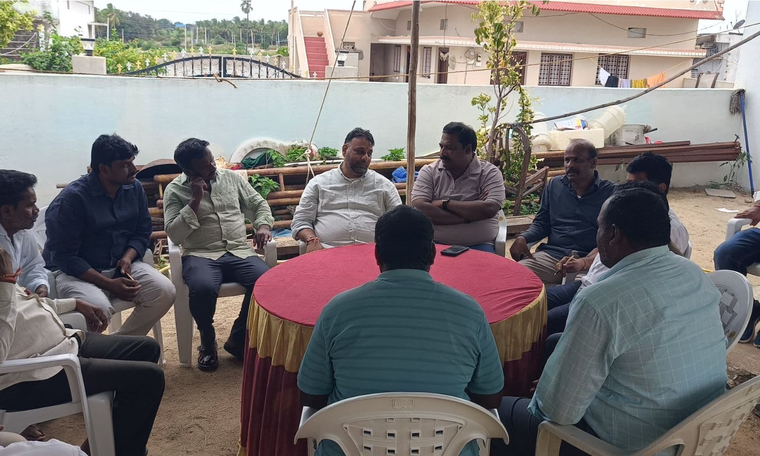సర్పంచ్ నరేందర్ రెడ్డి కుటుంబాన్ని పరామర్శించిన నేతలు