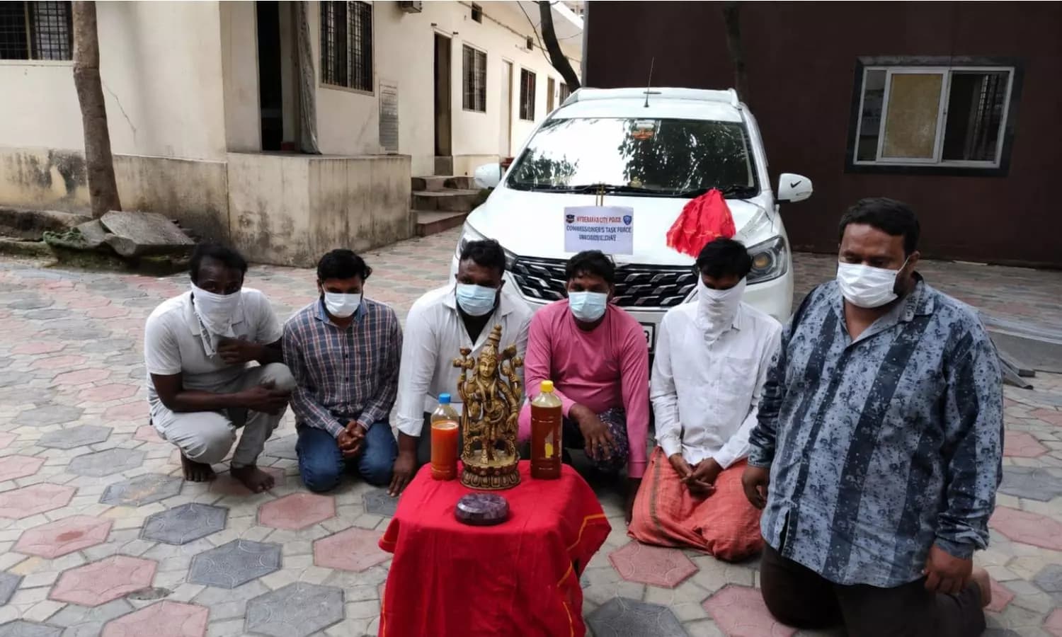 నకిలీ లక్ష్మీదేవి విగ్రహం విక్రయ యత్నం ఆరుగురి అరెస్ట్