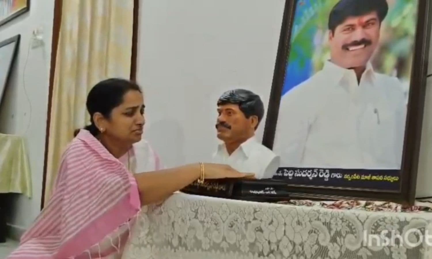 పెద్ది సుదర్శన్ రెడ్డి విగ్రహం తొలగింపుపై భార్య స్వప్న కన్నీళ్లు