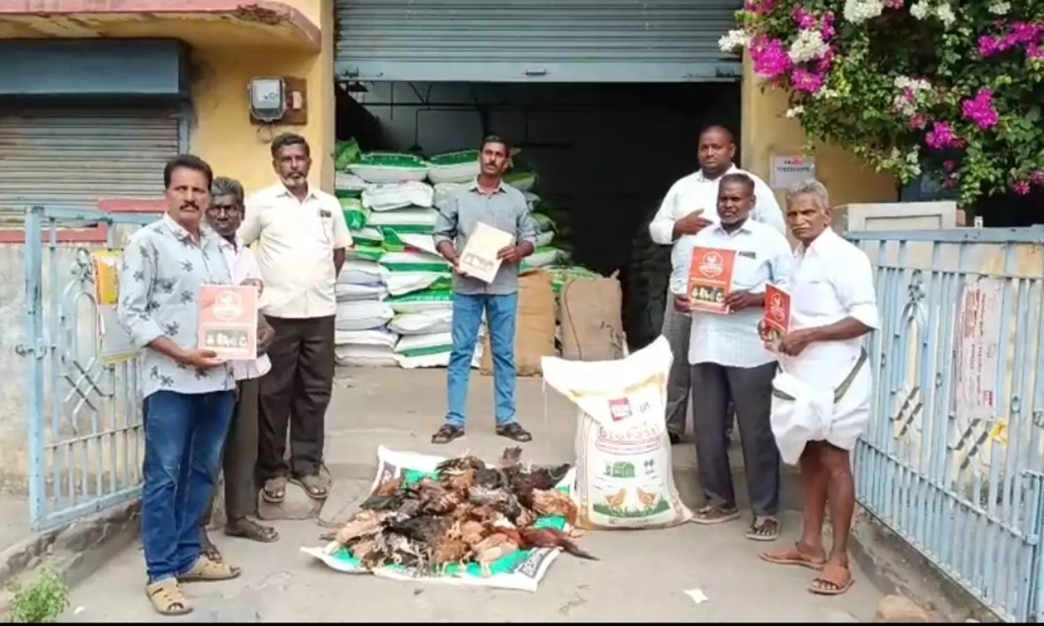 నాసిరకం మేతతో కోళ్లు మృతి