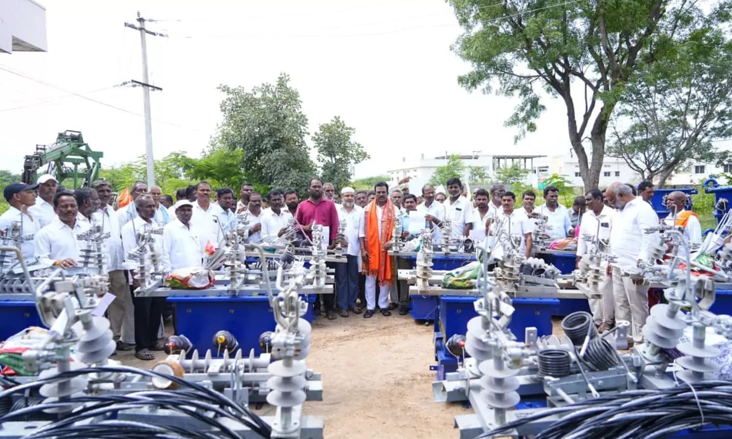 దేవరకద్రలో రైతులకు ట్రాన్స్ఫార్మర్లు పంపిణీ చేసిన ఎమ్మెల్యే