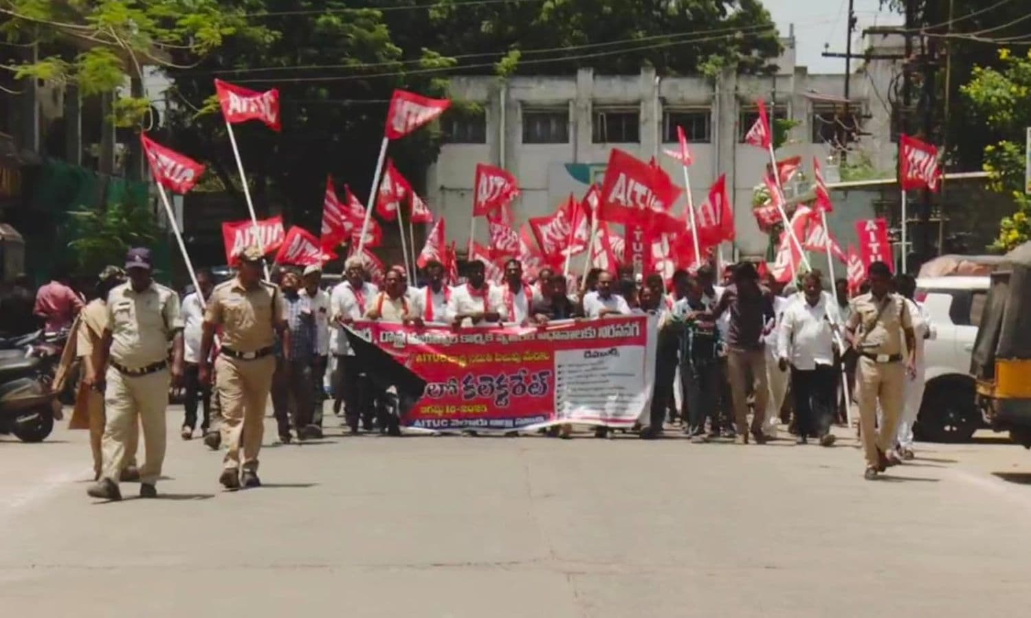 కార్మిక సమస్యలు పరిష్కరించాలని ఏఐటీయూసీ ఆందోళన