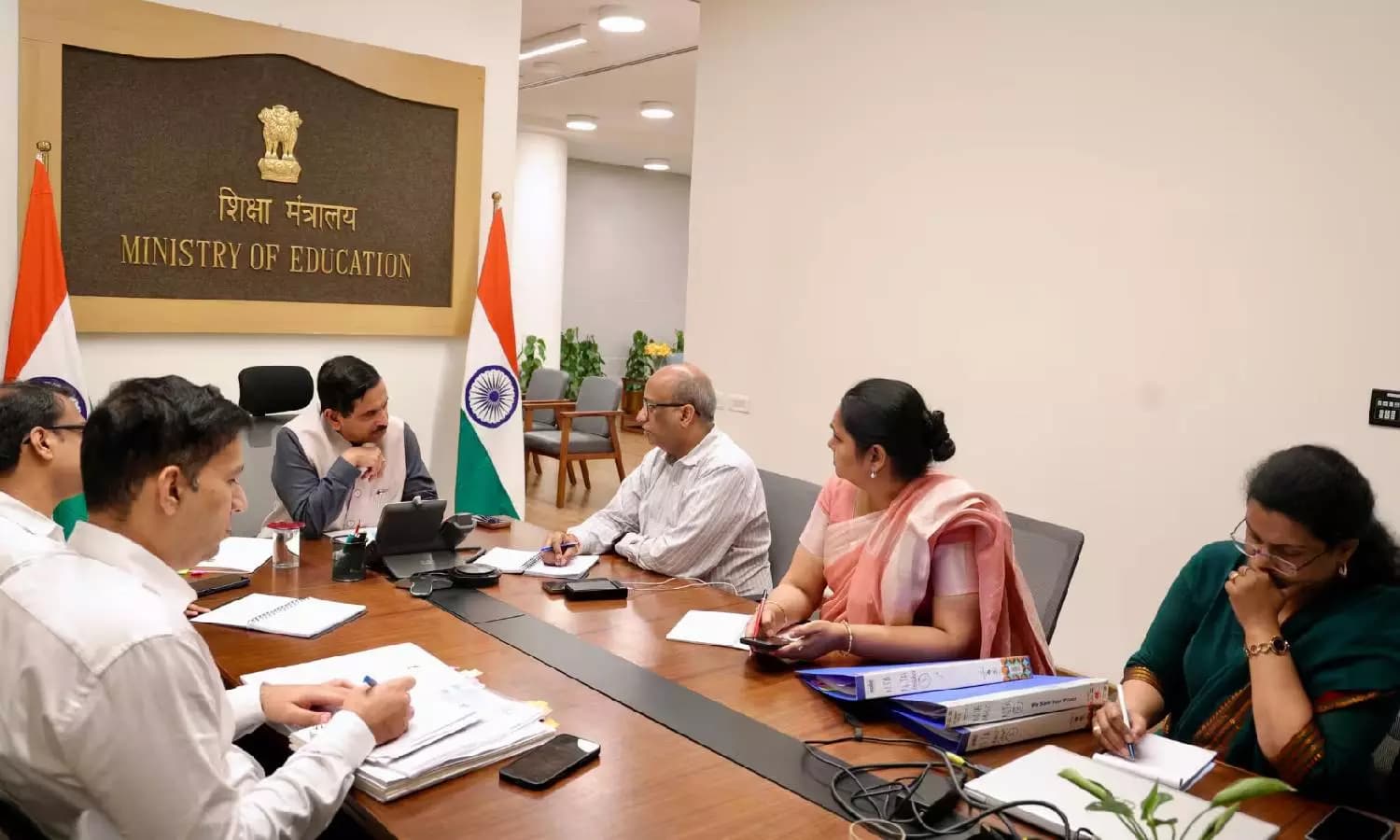 పేపర్ లీక్ లకు శాశ్వత చెక్..ఒకేసారి 600 మంది పై వేటు.. కొత్త ఫార్ములాతో కేంద్రం