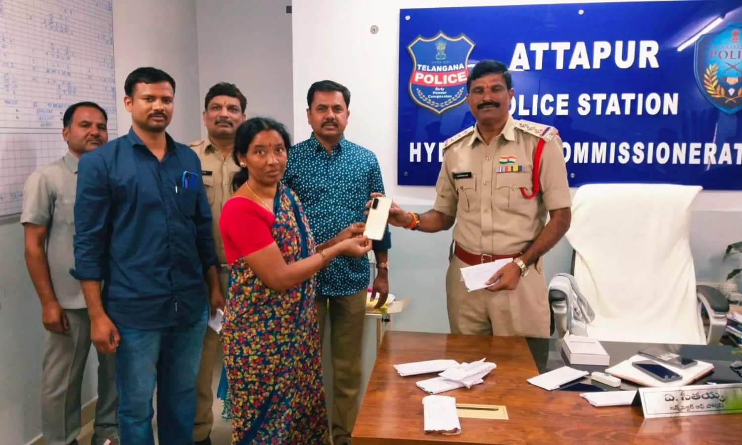 అత్తాపూర్ బాధితులకు 25 రికవరీ మొబైల్స్ అందజేసిన పోలీసులు