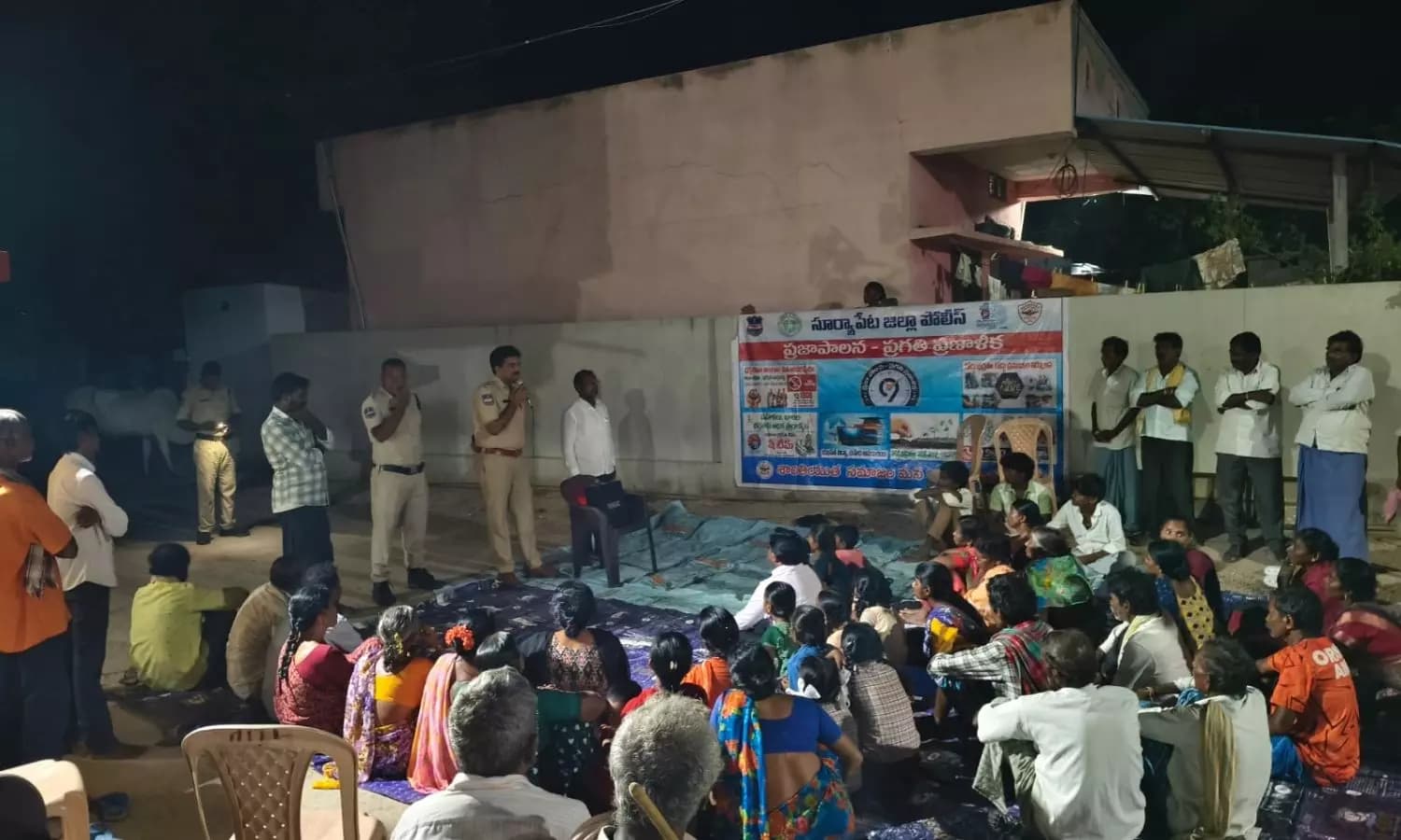 నూతనకల్ లో పోలీస్ ప్రజా భరోసా అవగాహన కార్యక్రమం