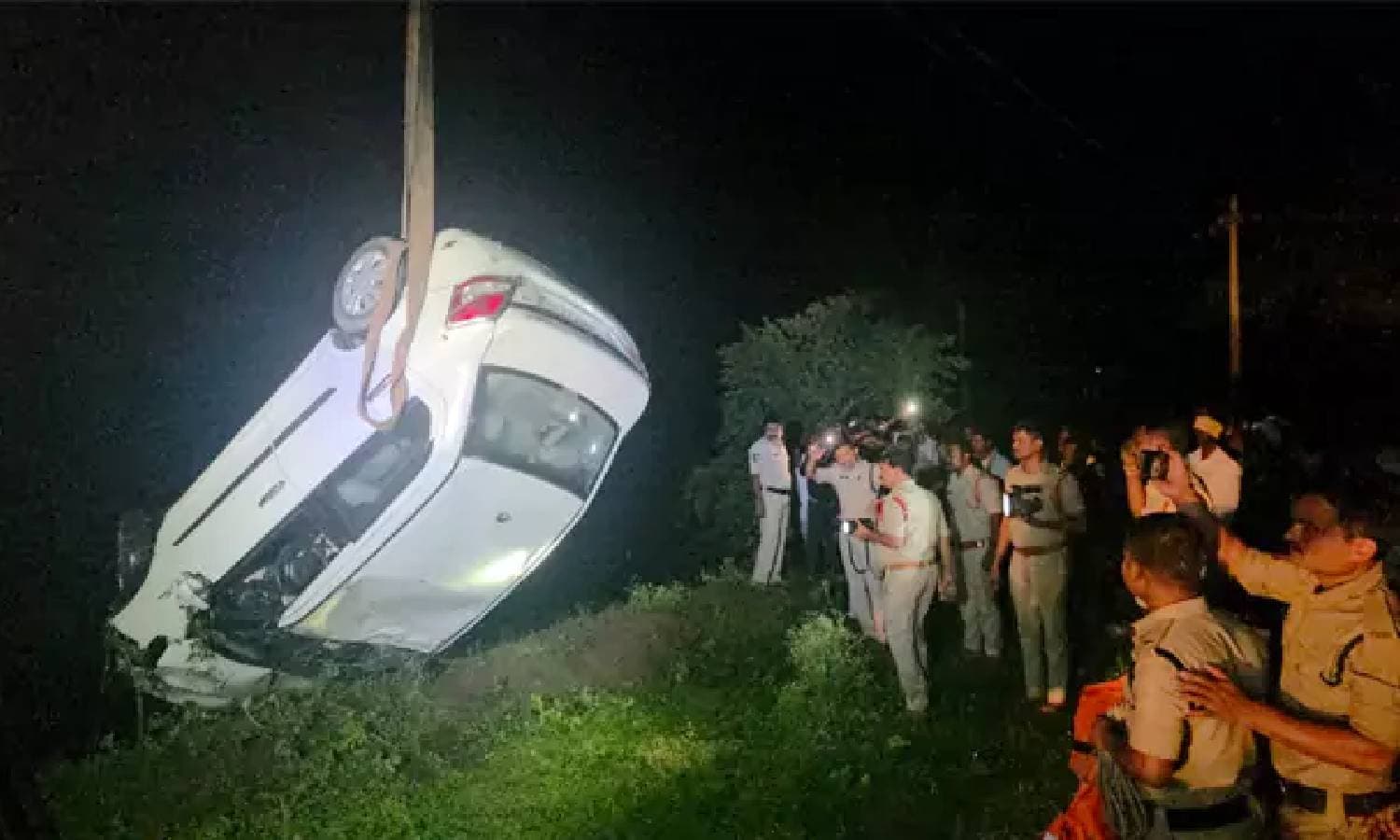బావిలోకి దూసుకెళ్లిన కారు.. ఒకే కుటుంబానికి చెందిన నలుగురు జలసమాధి