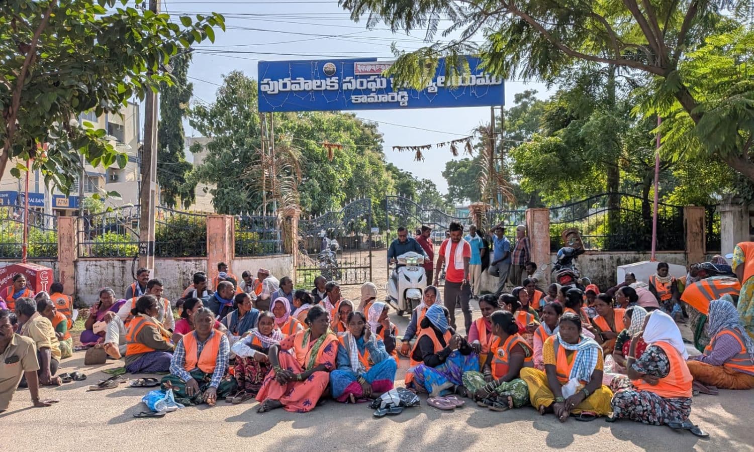 కామారెడ్డి మున్సిపల్ కార్యాలయం ఎదుట కార్మికుల ధర్నా