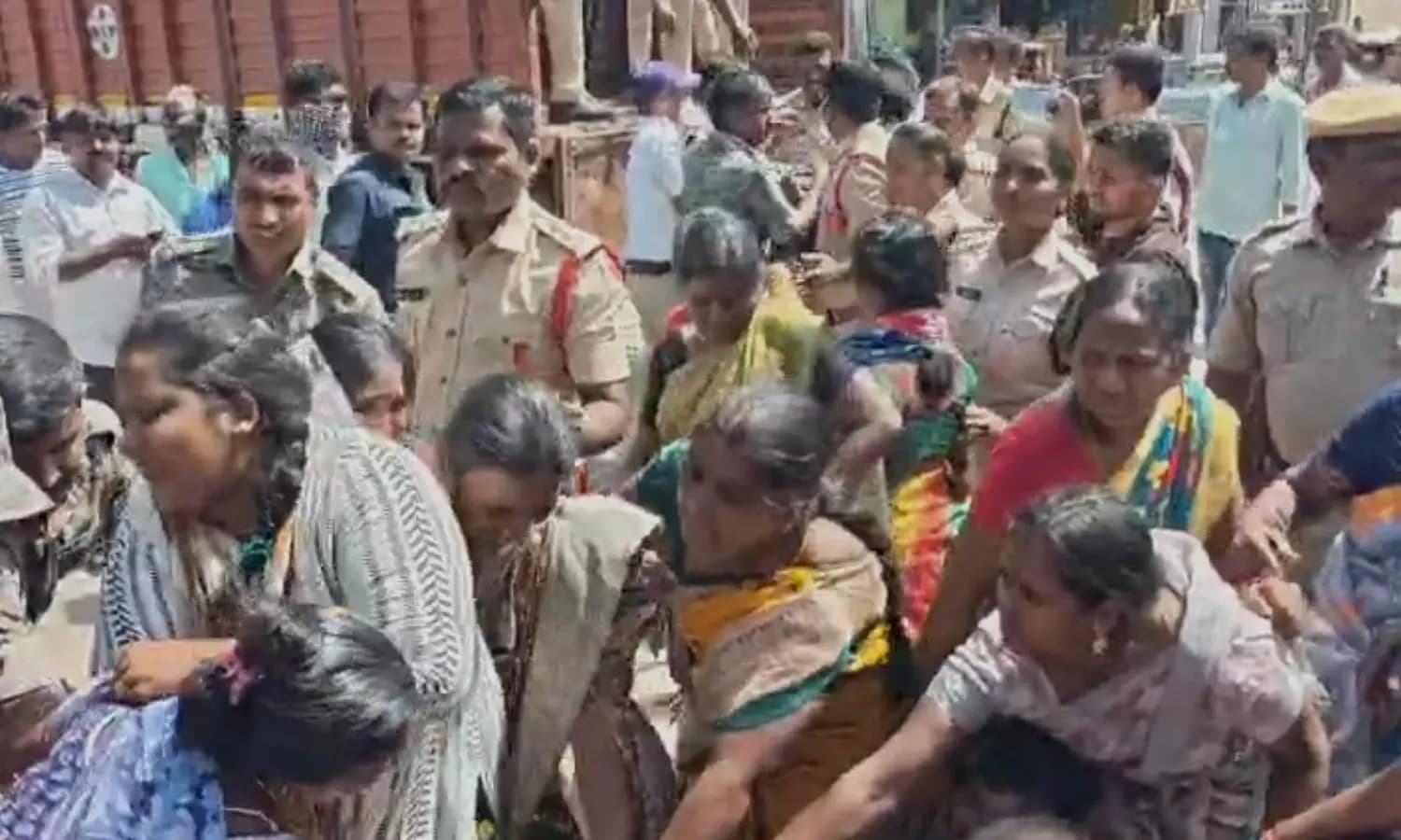 Jangaon: జనగామ కలెక్టరేట్ వద్ద ఉద్రిక్తత సీపీఎం నేతల అరెస్ట్!