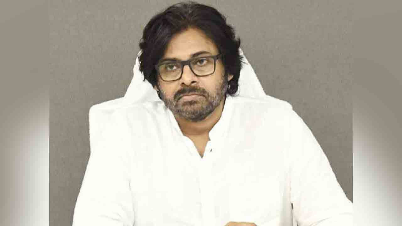 పవన్ కళ్యాణ్ ను విమర్శించే అర్హత కవితకు లేదు
