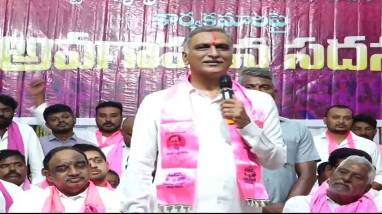 నీకు చేత గాక అధికారుల మీద ఏడిస్తే ఎట్లా..? సీఎం రేవంత్ రెడ్డికి హరీశ్ రావు చురకలు