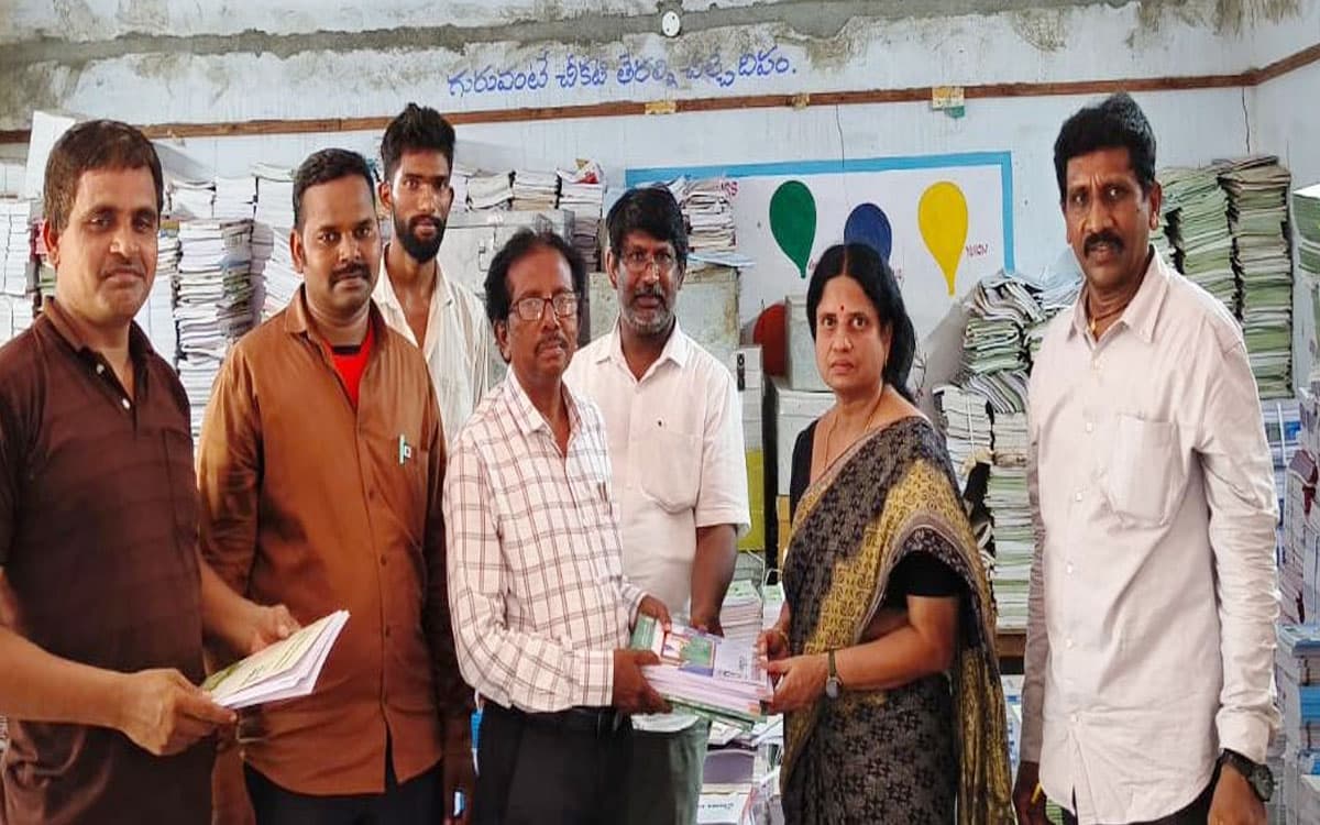 పాల్వంచలోని ప్రభుత్వ పాఠశాలలకు పాఠ్య పుస్తకాలు అంద జేత