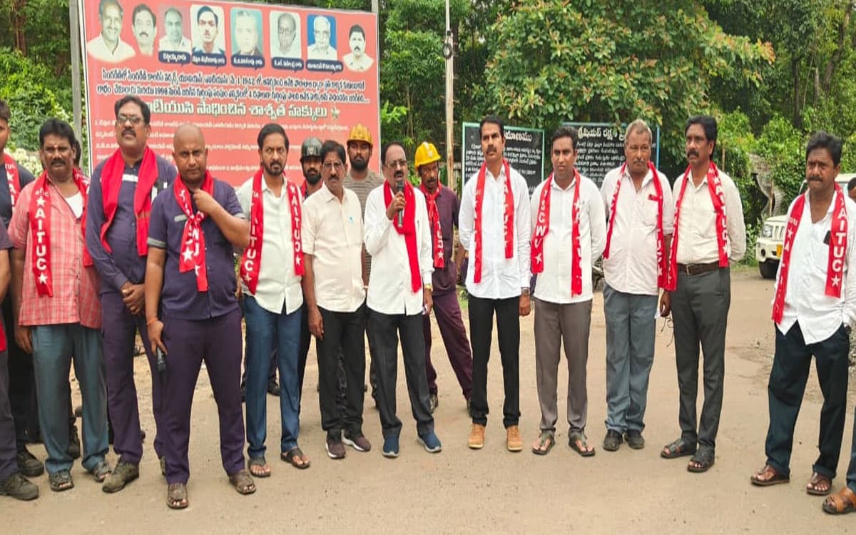 సింగరేణి కార్మికులు సమ్మెకు సిద్ధంగా ఉండాలి