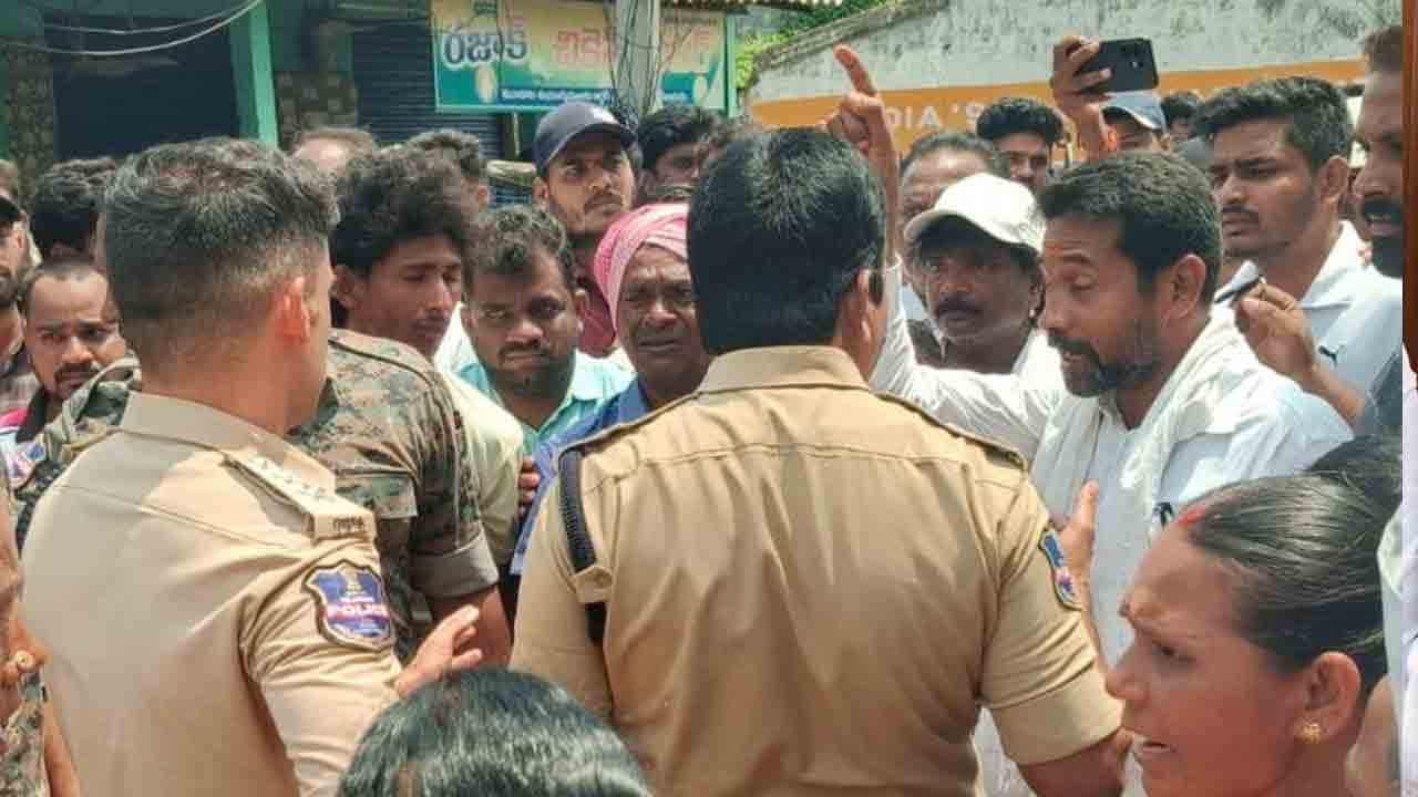 ర్యాలీని అడ్డుకున్న పోలీసులు.. ములుగు జిల్లాలో ఉద్రిక్తత