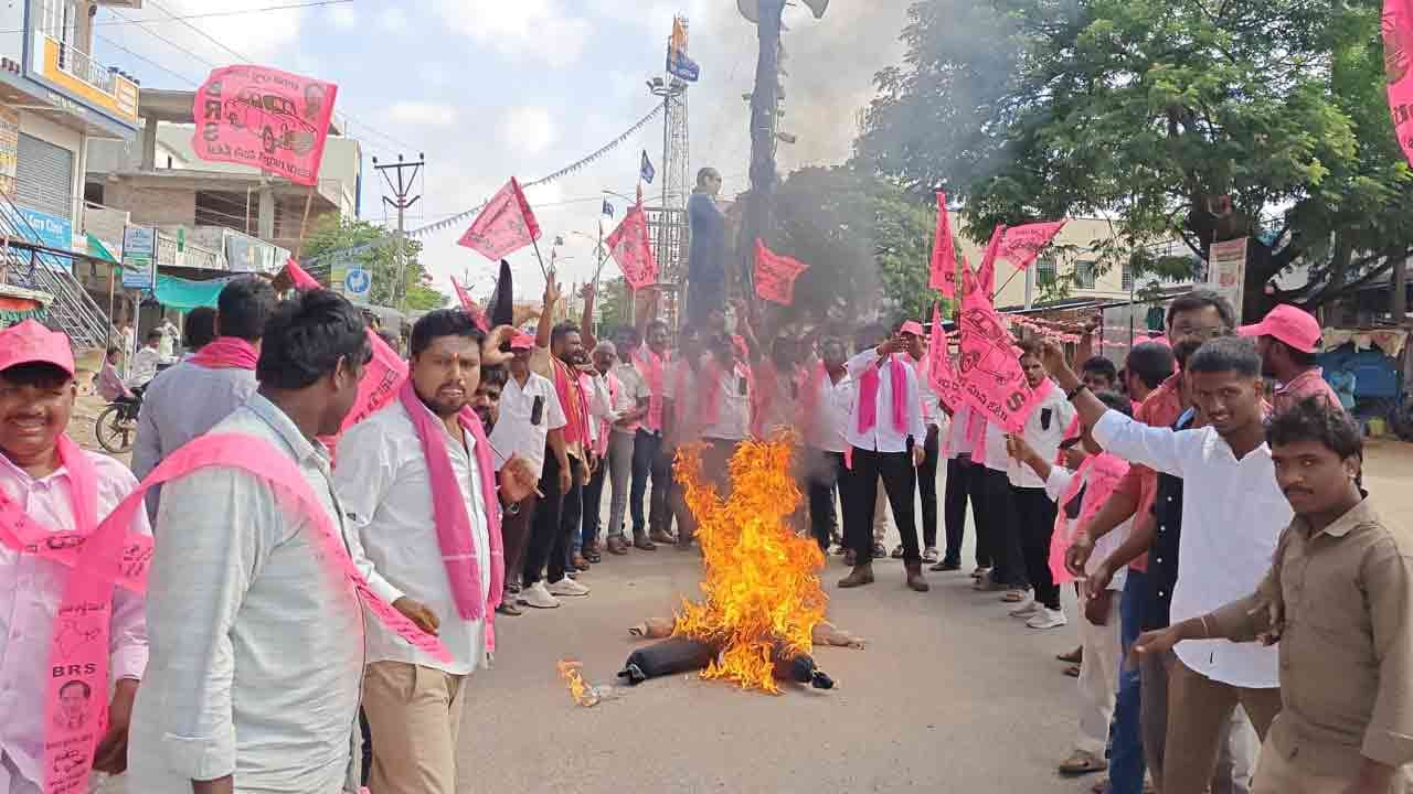 నాగర్ కర్నూల్ జిల్లాలో బీఆర్ఎస్ శ్రేణుల ధర్నా.. సీఎం రేవంత్ రెడ్డి దిష్టిబొమ్మ దహనం