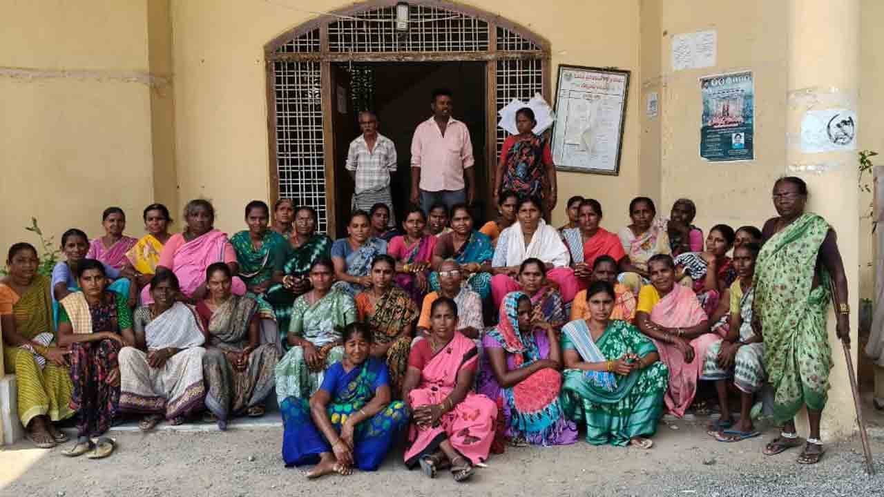 ఉపాధి హామీ పనులు కల్పించాలని ఎంపీడీవో కార్యాలయం ఎదుట కూలీల ధర్నా