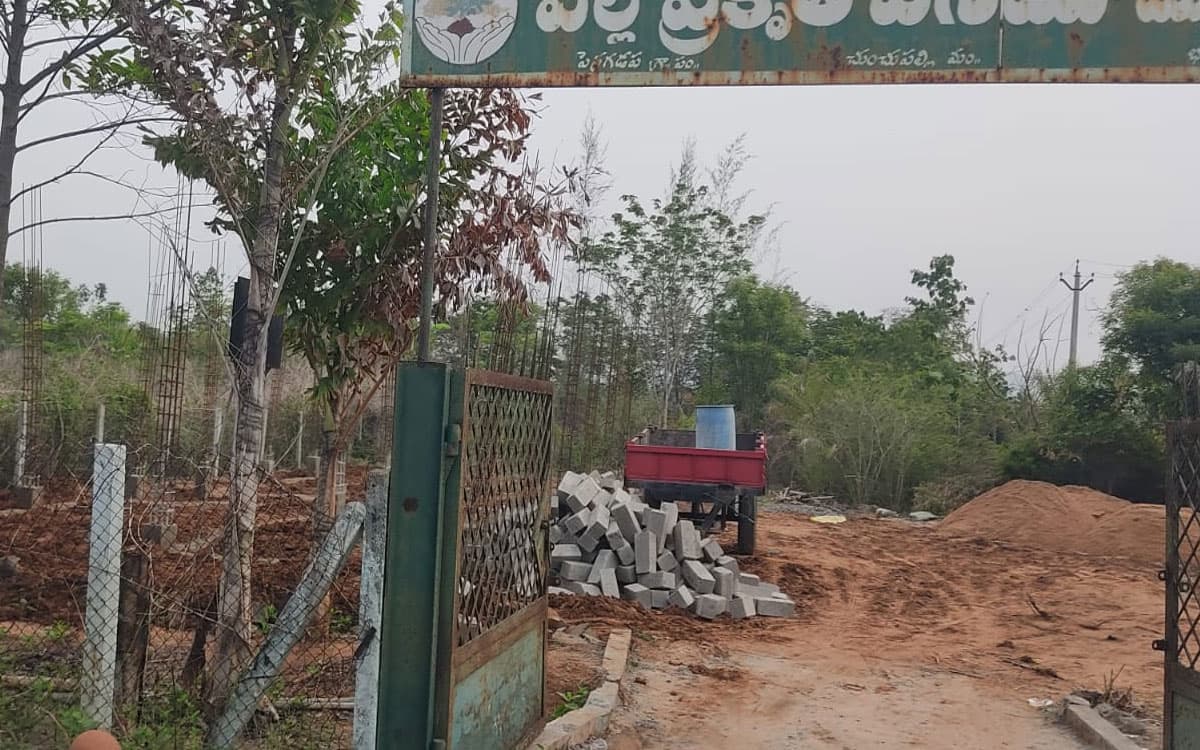 పల్లె ప్రకృతి వనంలో వీవో కార్యాలయం నిర్మాణం.. గ్రామస్థుల ఆగ్రహం