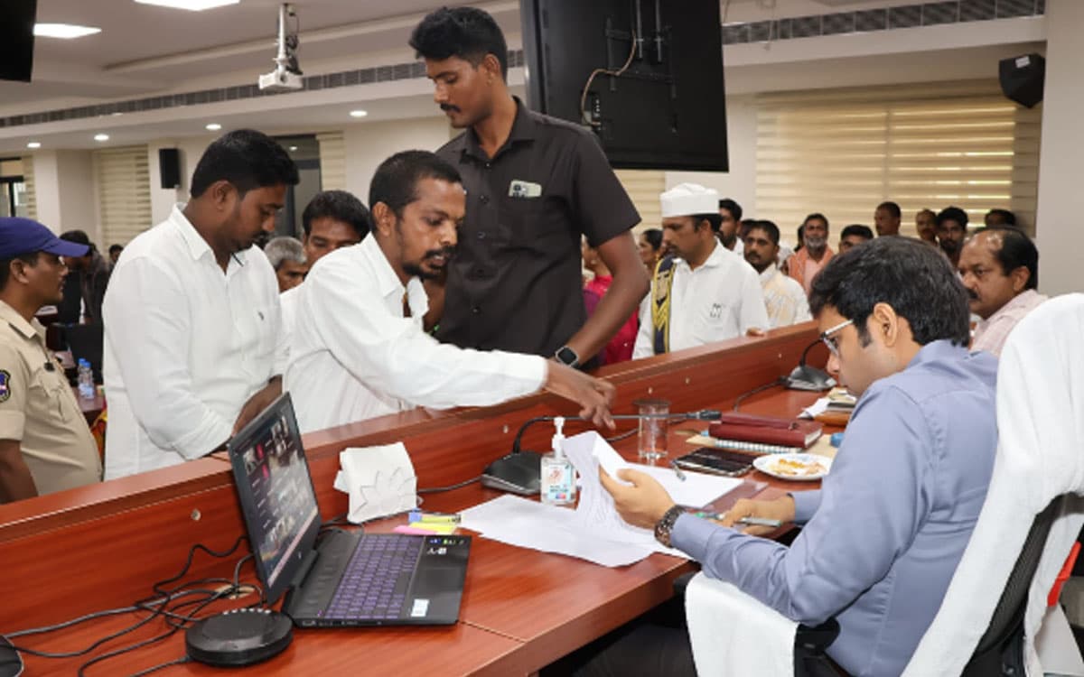 పినపాక ఏజెన్సీలో ప్రైవేటు పాఠశాలల ఫీజులపై విచారణ జరపాలి