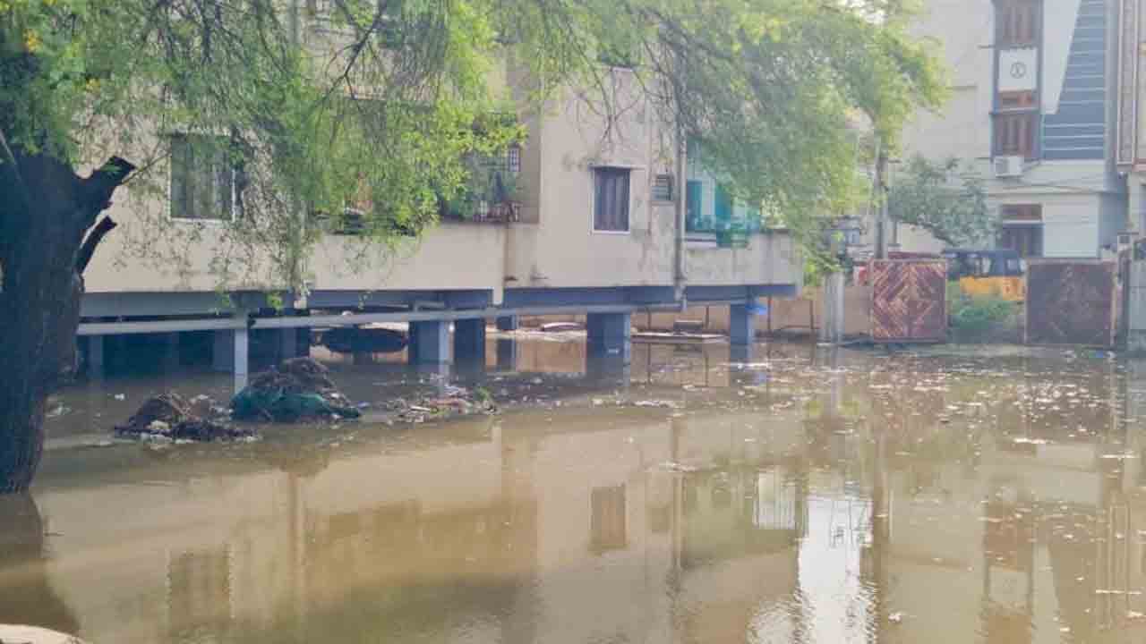 అమీన్ పూర్ లో భారీ వర్షం.. జలమయమైన కాలనీలు