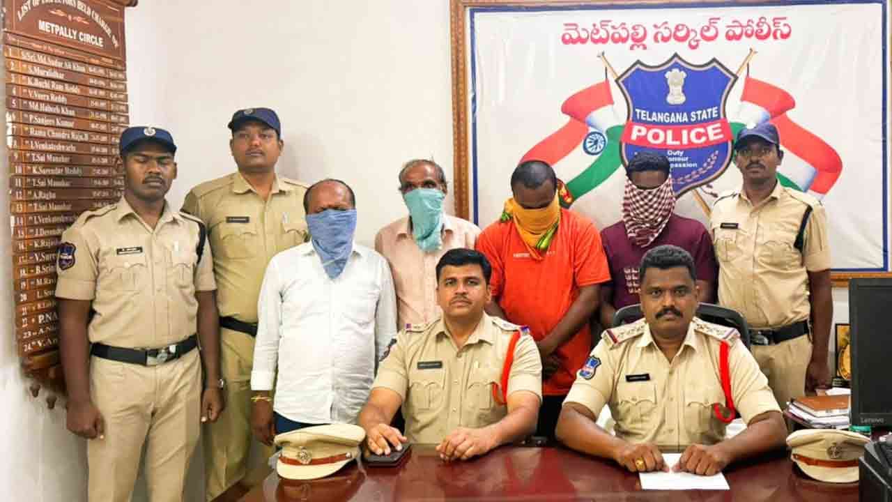 మెట్ పల్లి తహసీల్దార్ సంతకం ఫోర్జరీ.. నలుగురు అరెస్టు