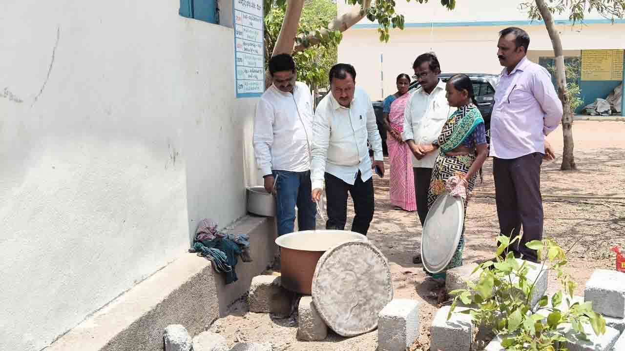 పాఠశాలలను సందర్శించిన తహసీల్దార్ శ్రీనివాస్ రెడ్డి