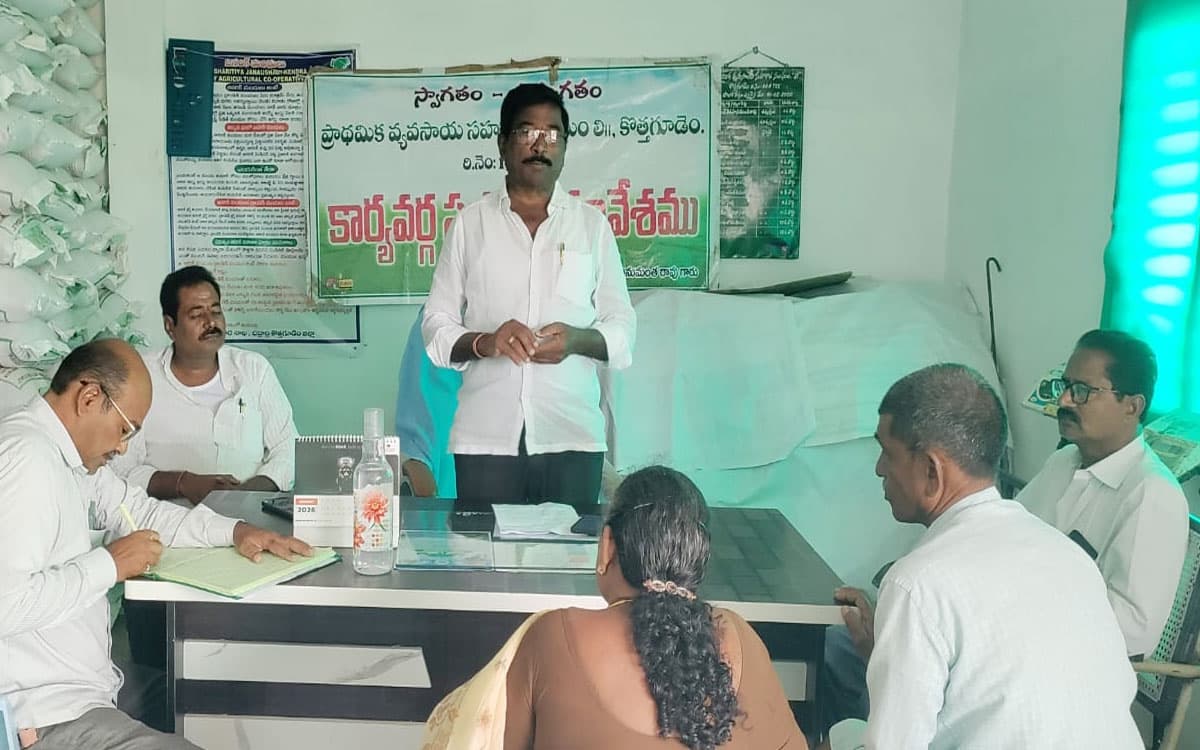 వడ్డీ చెల్లించని రైతులు వెంటనే బకాయిలు చెల్లించాలి